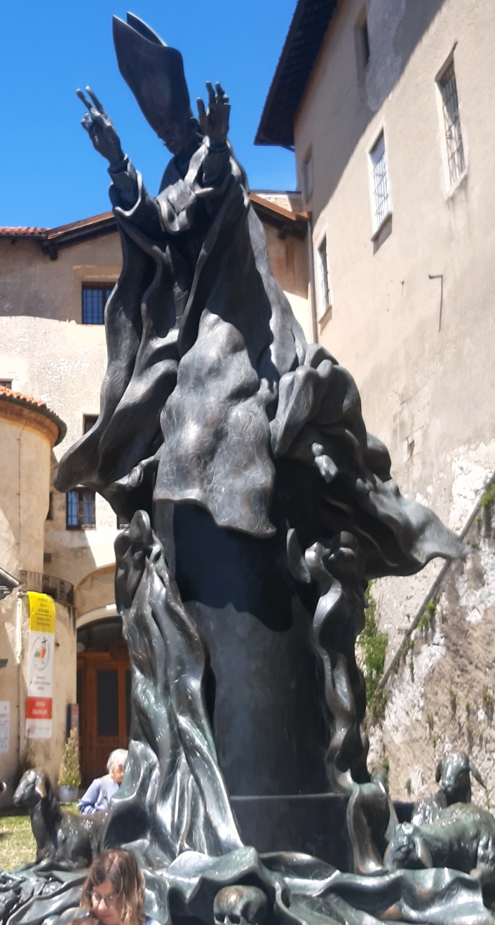 08_Statua di Paolo VI sul piazzale del Santuario SMV